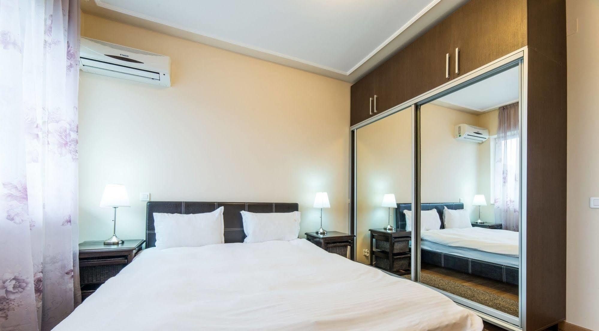 Red Hotel Accommodation คลูจ-นาโปกา ภายนอก รูปภาพ