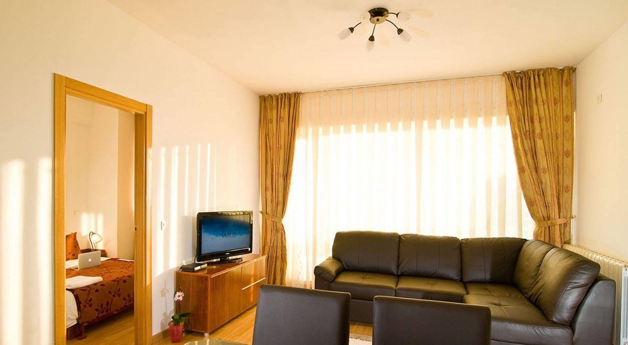 Red Hotel Accommodation คลูจ-นาโปกา ภายนอก รูปภาพ
